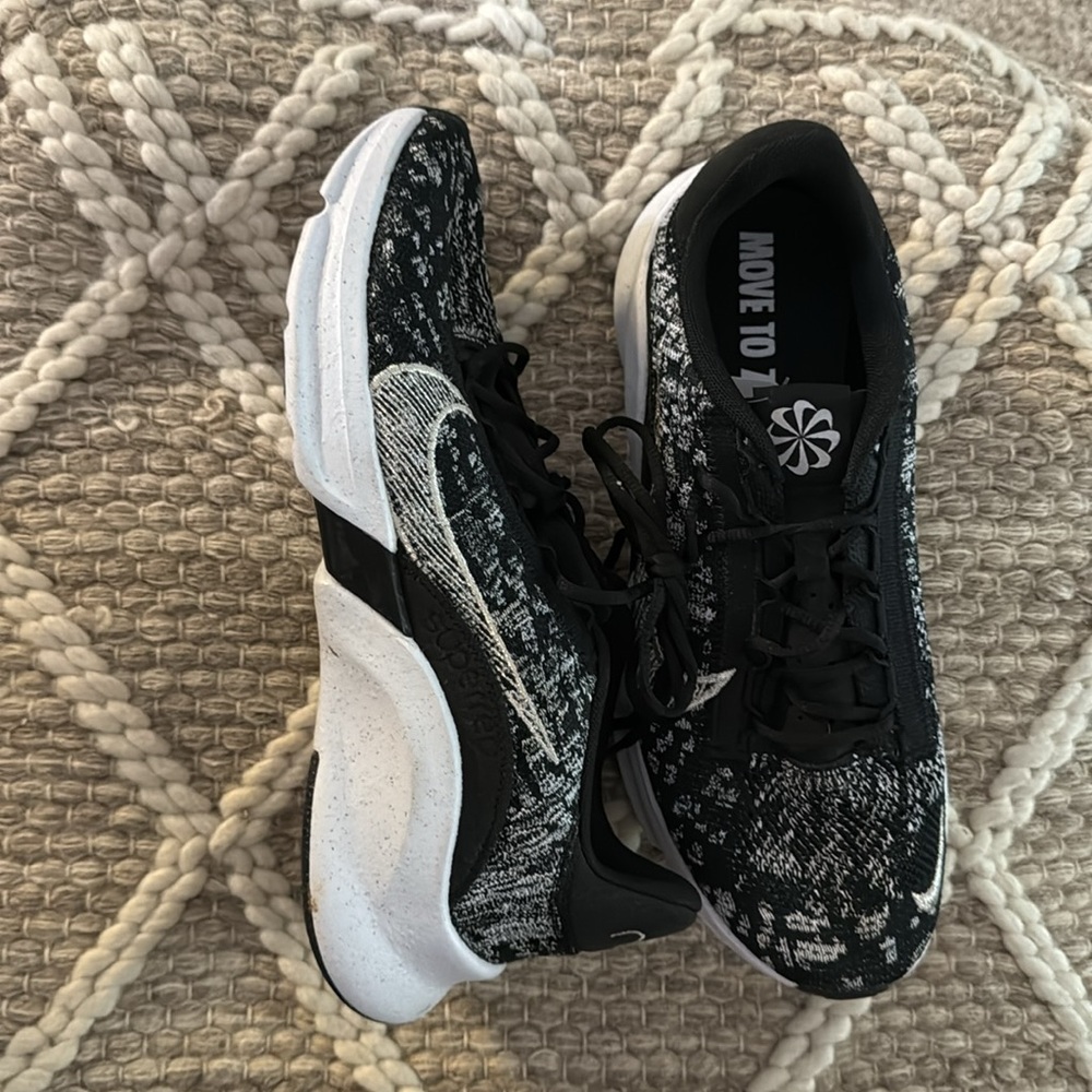 Nike Move To Zero Black and White Athletic Shoes with Textured Design.